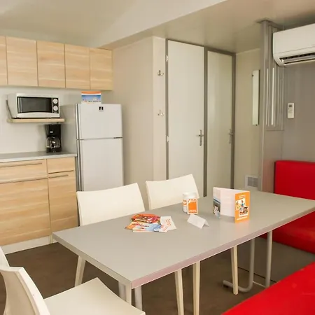 Camping Sunissim Le Castellas. 4 Сет